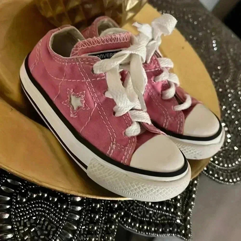 LITTLE GIRLS DISTRESSED PINK CONVERSE SIZE 6 GUC